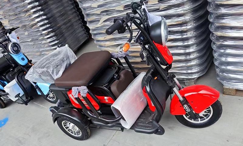 成都電動三輪車座椅坐墊發泡機