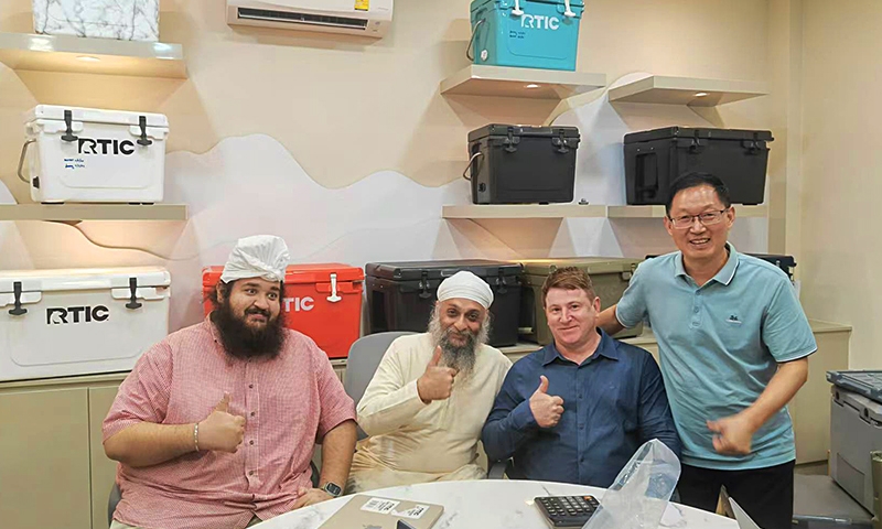 泰國保溫箱發泡機客戶